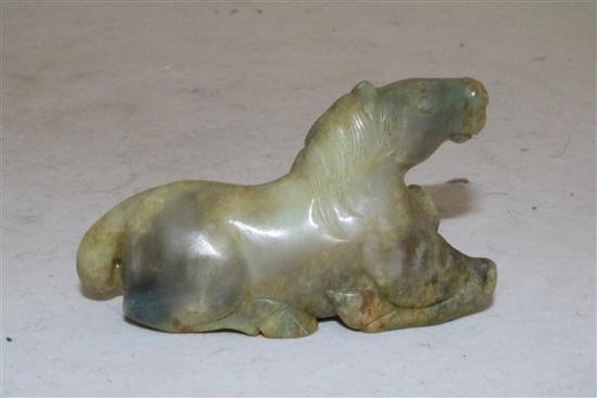 A Chinese mottled grey jade figure of a recumbent horse, 18th / 19th century, 7.3cm